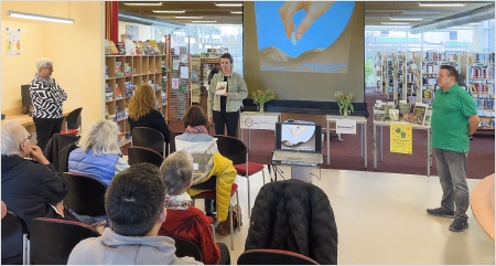 Bildtext: Zum Start begr&uuml;&szlig;ten  Sybille B&ouml;schen (Vorsitzende des Gr&uuml;nen Kreises Bremerhaven), Paula Sophie Pr&uuml;&szlig;ner (Leiterin der Stadtbibliothek Bremerhaven) und Oliver Henrikson vom Bezirksverband der Gartenfreunde Bremerhaven-Weserm&uuml;nde die Interessenten in der Stadtteilbibliothek Leherheide.