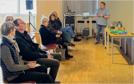 Bildtext: Die Zuh&ouml;rer hingen an den Lippen von Oliver Henrikson.