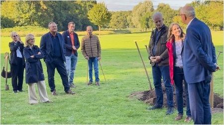 Hier wird angepackt beim Pflanzen einer H&auml;ngeweide im Speckenb&uuml;tteler Park